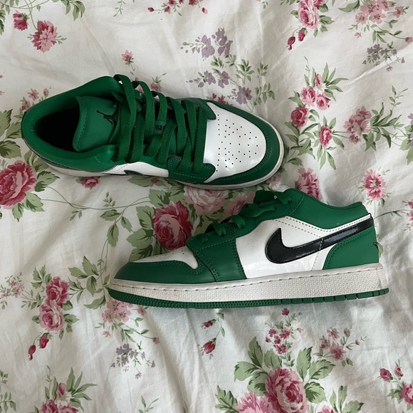 Jordan Shoes - Air jordan 1 low pine green 🍵